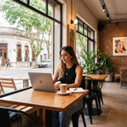 Femme travaillant sereinement dans un café